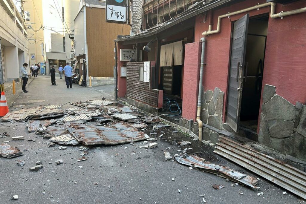 Varios inmuebles resultaron afectados por el terremoto de 7.1 en Japón.