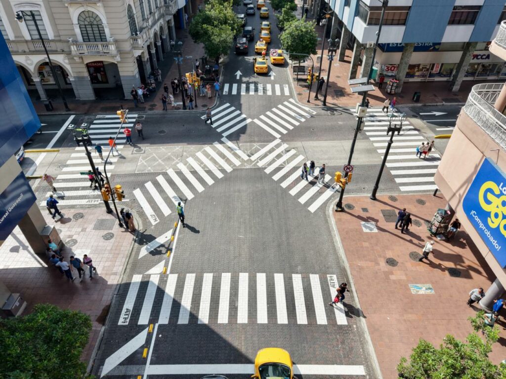 En la intersección de v. 9 de Octubre y Boyacá ya funciona uno los pasos diagonales.