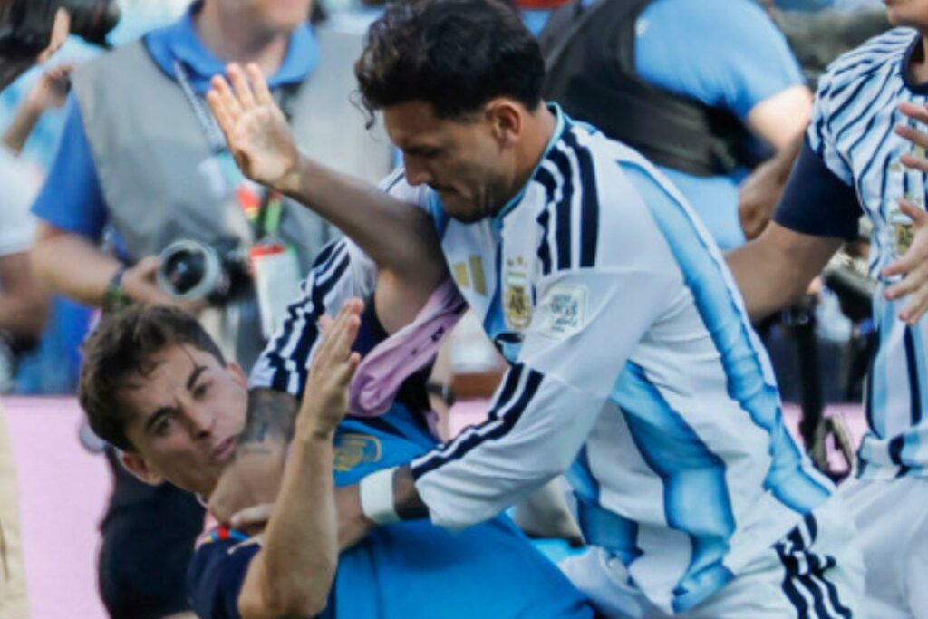 Gavi (izq.) de España, tras ser agredido por Leandro Paredes de Argentina en la final del Mundial 2026.