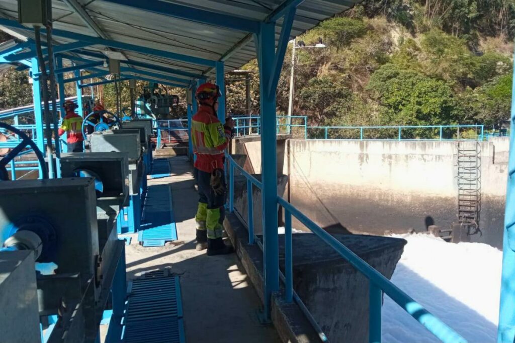 Bomberos de Quito mientras buscan a Lizeth Bunshi.