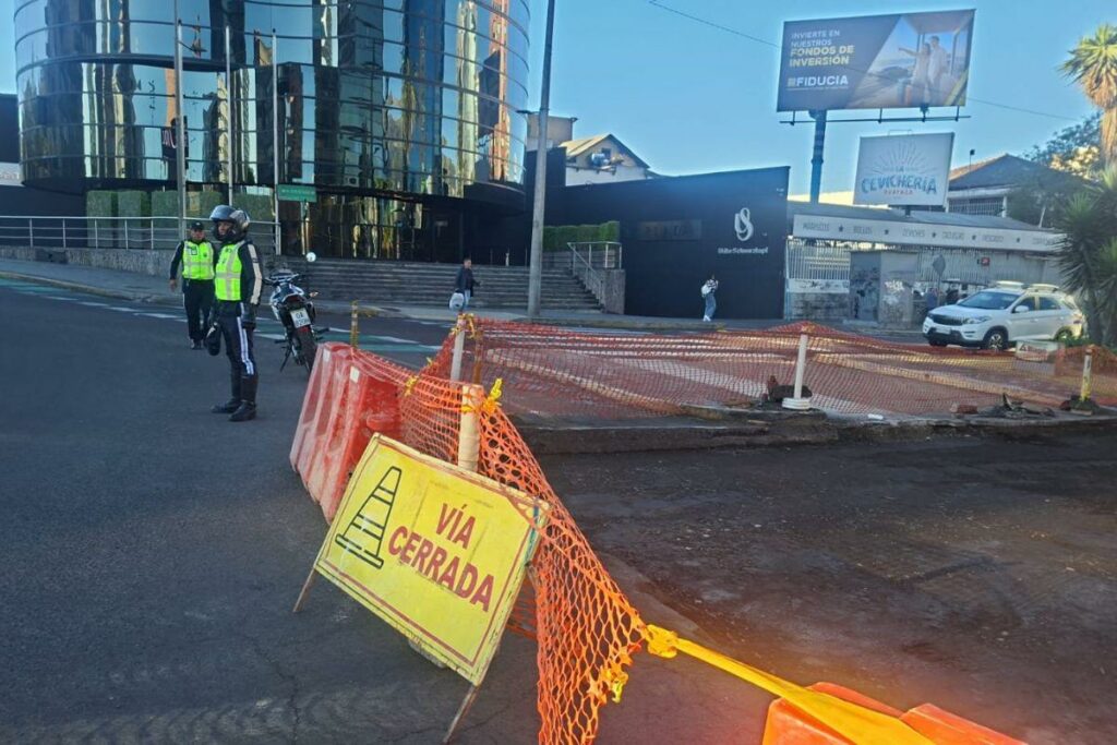 Agentes de la AMT gestionan el flujo vehicular en la av. 12 de octubre.
