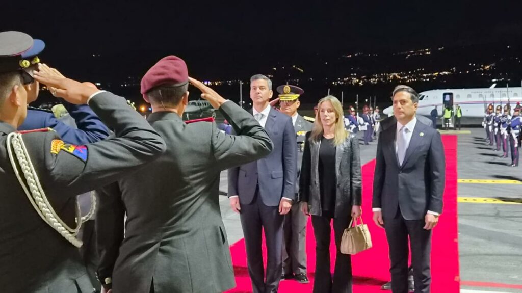 Santiago Peña, presidente de Paraguay, llega a Ecuador