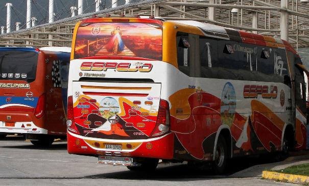 La FENACOTIP mantiene el paro del transporte mientras la ANT advierte sobre sanciones en Ecuador.