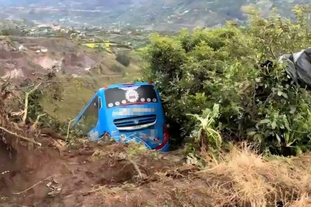Equipos de socorro acudieron al lugar a prestar ayuda a las personas afectadas.