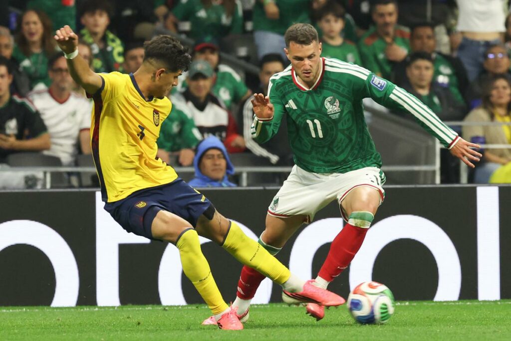 Piero Hincapié de la Selección de Ecuador (izq.) disputa un balón con Santiago Giménez de México en el Mundial 2026, antes del partido ante Inglaterra.