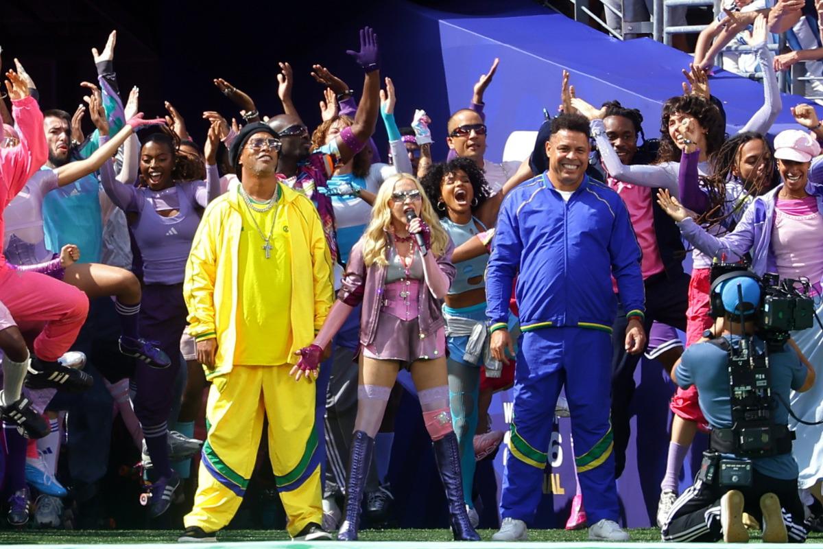 Ronaldinho, Madonna y Ronaldo en el show de medio tiempo de la final de futbol.
