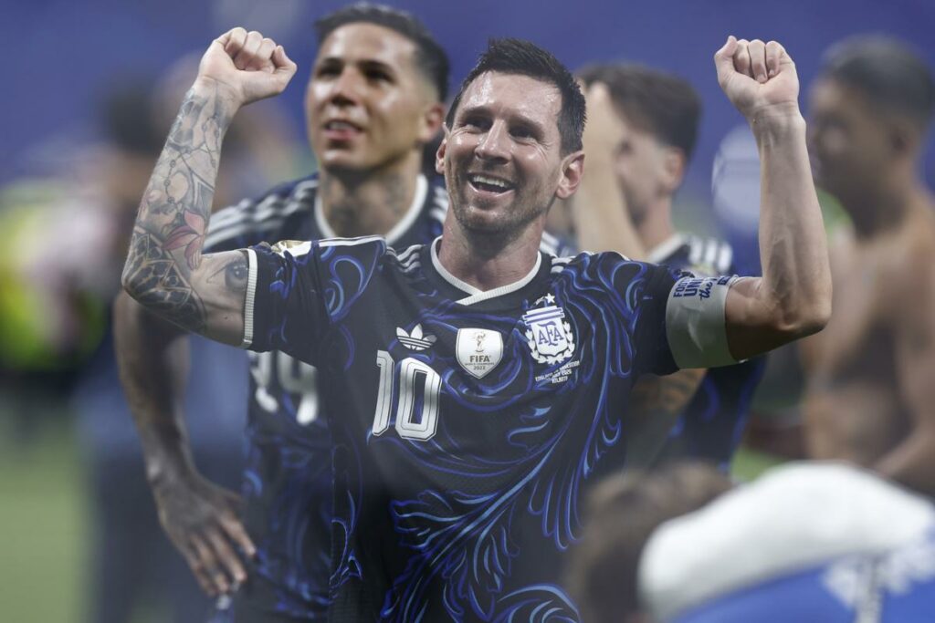 Lionel Messi celebra la clasificación al Mundial con Argentina.