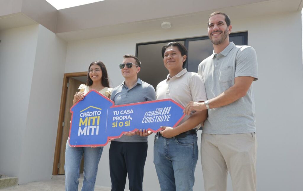 Noboa hace cambios para acceder a viviendas de interés social