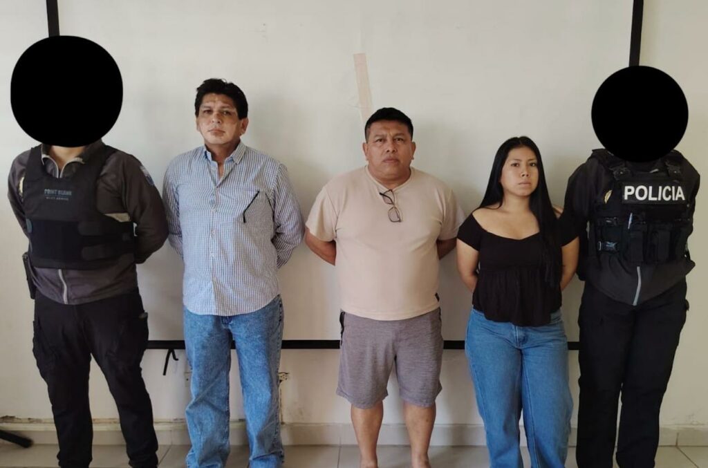 Operativo en Santa Elena por presunta corrupción y delincuencia organizada dejó tres detenidos.