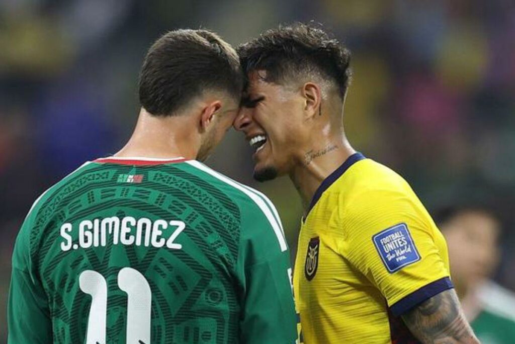 Piero Hincapié fue expulsado ante México por taparse la boca.