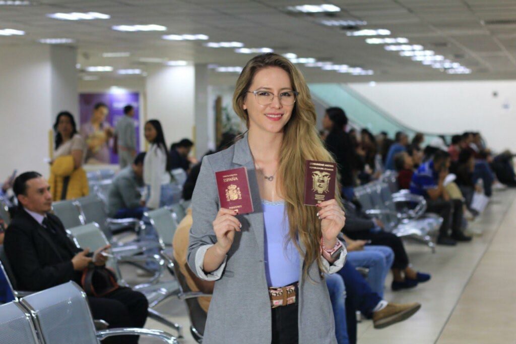 Una mujer que obtuvo la nacionalidad ecuatoriana.