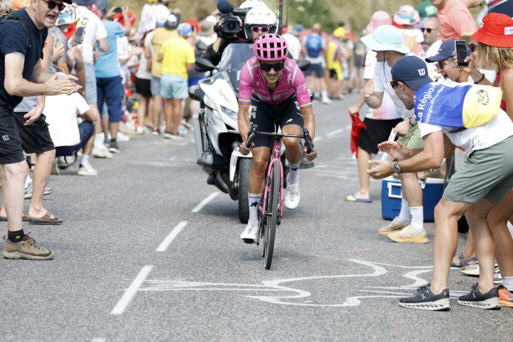 El ecuatoriano Richard Carapaz en la décima etapa del Tour de Francia.
