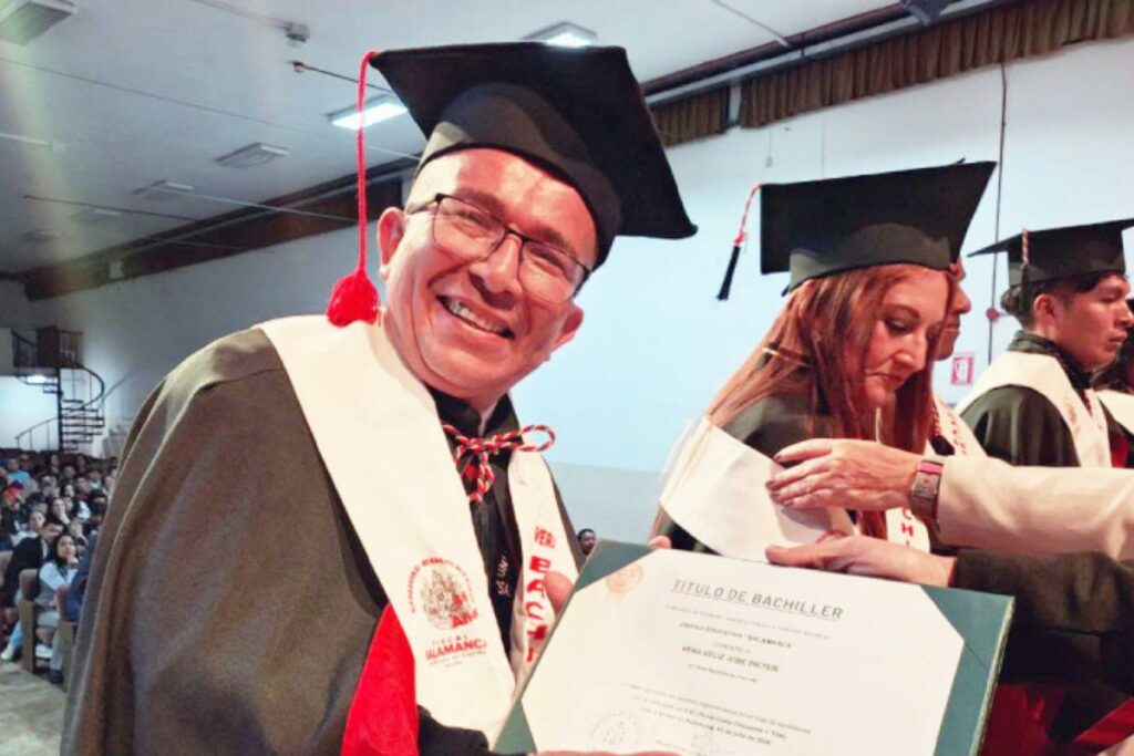 Varias personas se graduaron de su bachillerato con una ceremonia.