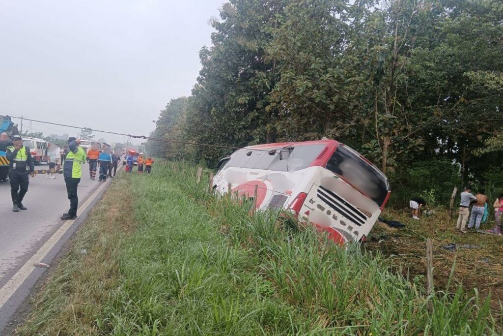 Organismos de emergencia acudieron al lugar para atender a los afectados.
