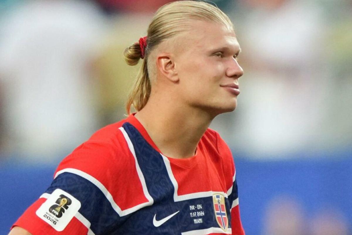 Erling Haaland es un famoso futbolista noruego que juega como delantero.
