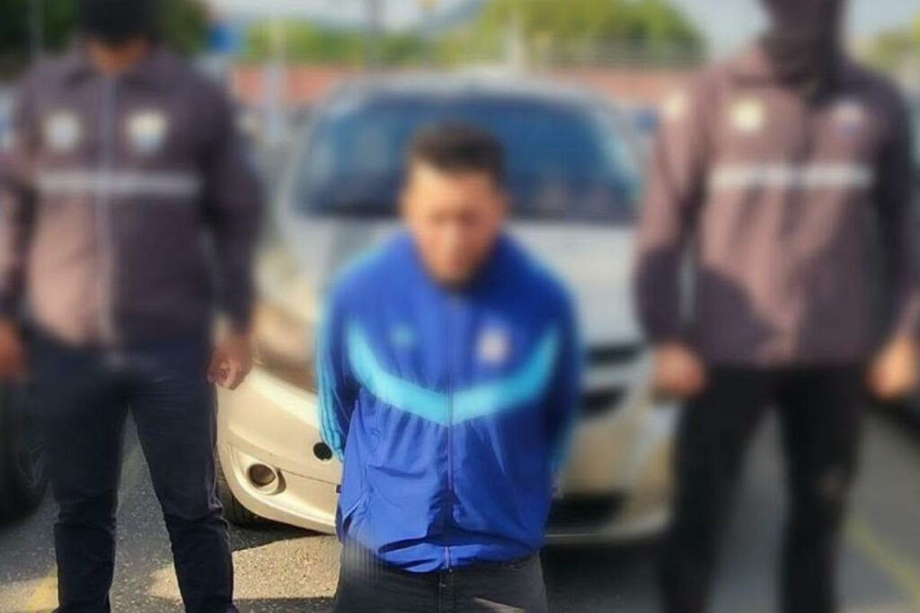 El sospechoso fue detenido junto a un vehículo donde pretendían huir tras ataque.