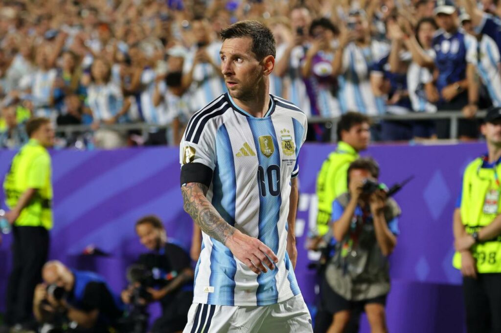 Lionel Messi, capitán y figura de Argentina, enfrentará a Inglaterra en las semifinales del Mundial.