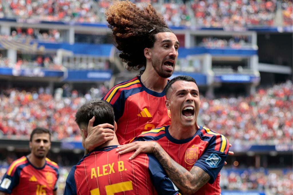 Pedro Porro celebra su gol en el partido entre España y Austria, por los 16avos de final del Mundial 2026.