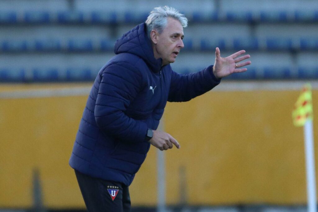 Tiago Nunes en su último partido como DT de Liga de Quito.