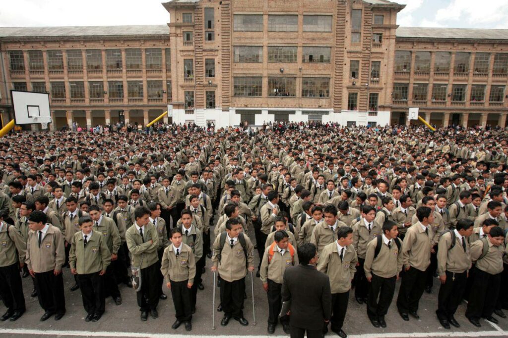 Estudiantes del colegio Mejía en el inicio de clases.