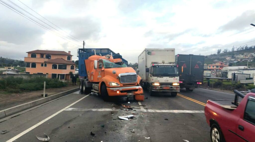 Dos vehículos pesados se chocaron en Ambato.
