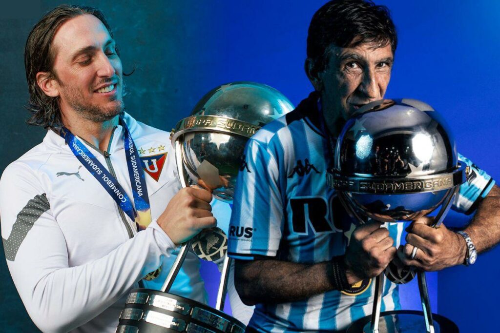 Luis Zubeldía y Gustavo Costas con sus títulos de la Copa Sudamericana junto a Liga de Quito y Racing de Avellaneda.