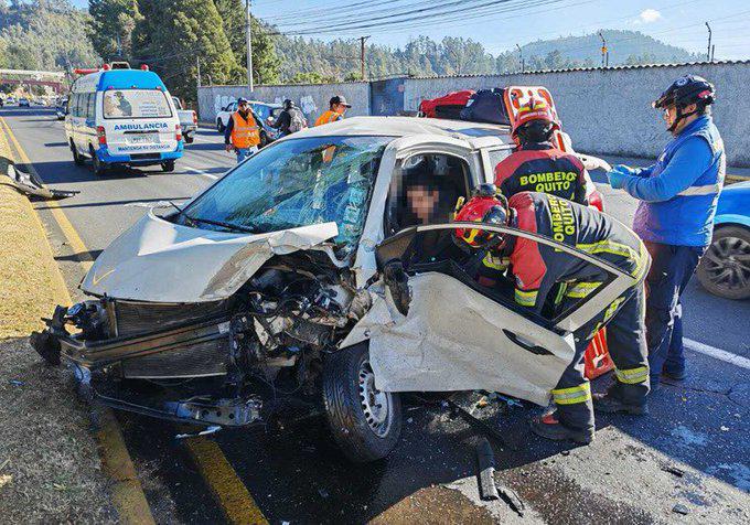 Bomberos atendieron el siniestro de tránsito en la autopista General Rumiñahui, en Quito.