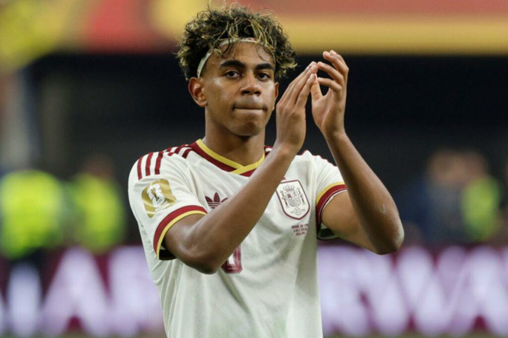 Lamine Yamal celebra con España antes de enfrentar a Bélgica en el Mundial.