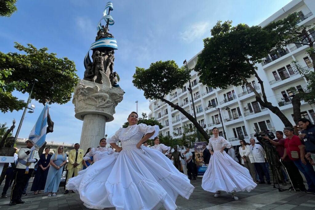 Las fiestas de Guayaquil se iniciaron con el Pregón Cívico.
