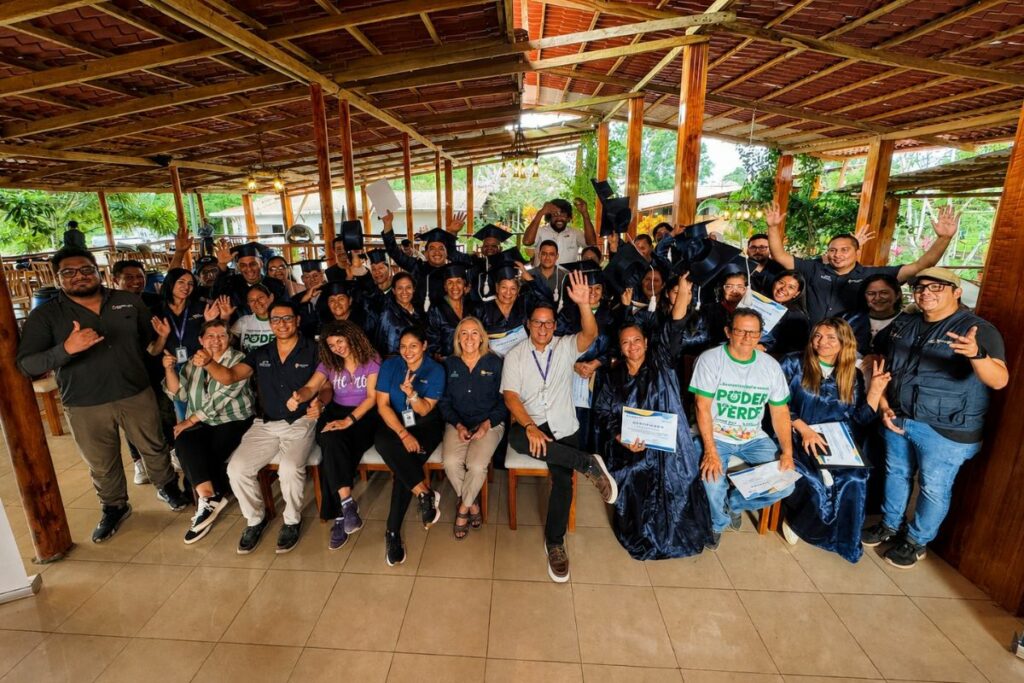 Los productores de la isla Santa Cruz en Galápagos se graduaron en una escuela de agricultura sostenible.