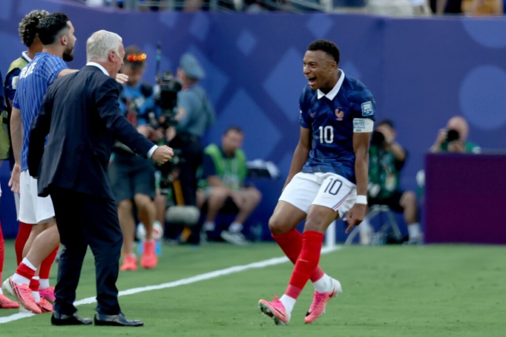 Kylian Mbappé marcó dos goles ante Suecia y llegó a 18 tantos en Mundiales.