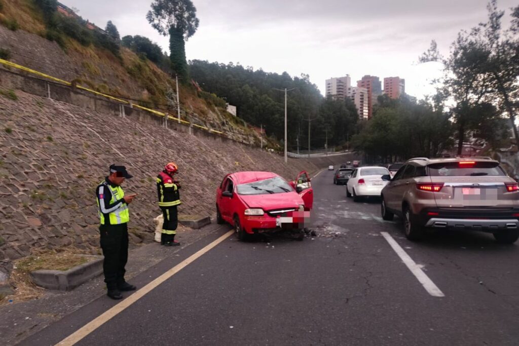 Un auto fue abandonado luego de un accidente de tránsito en el norte de Quito, uno de los cuatro siniestros en Ecuador.
