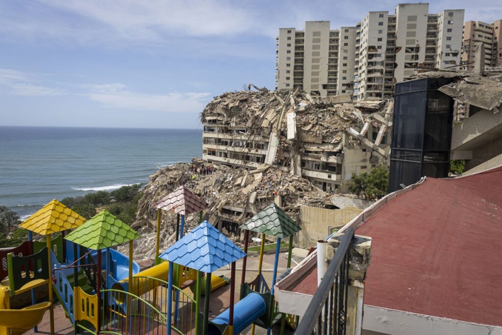 Una zona afectada por el doble terremoto en Catia La Mar, en la línea costera de Venezuela. Foto: EFE