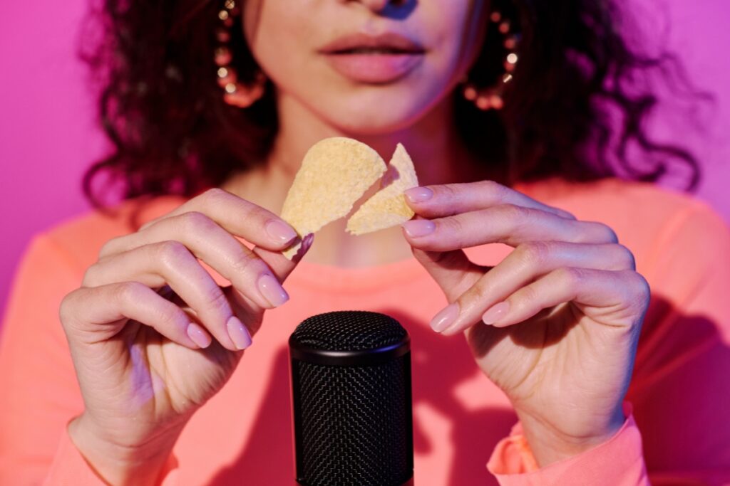 YouTube elimina populares canales de ASMR por supuestos vínculos con contenido sexual externo.
