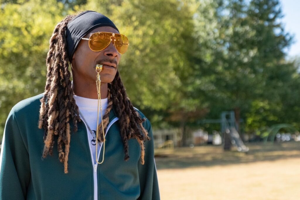 Snoop Dogg, cuyo nombre real es Calvin Cordozar Broadus Jr., es un famoso rapero, actor y empresario estadounidense.