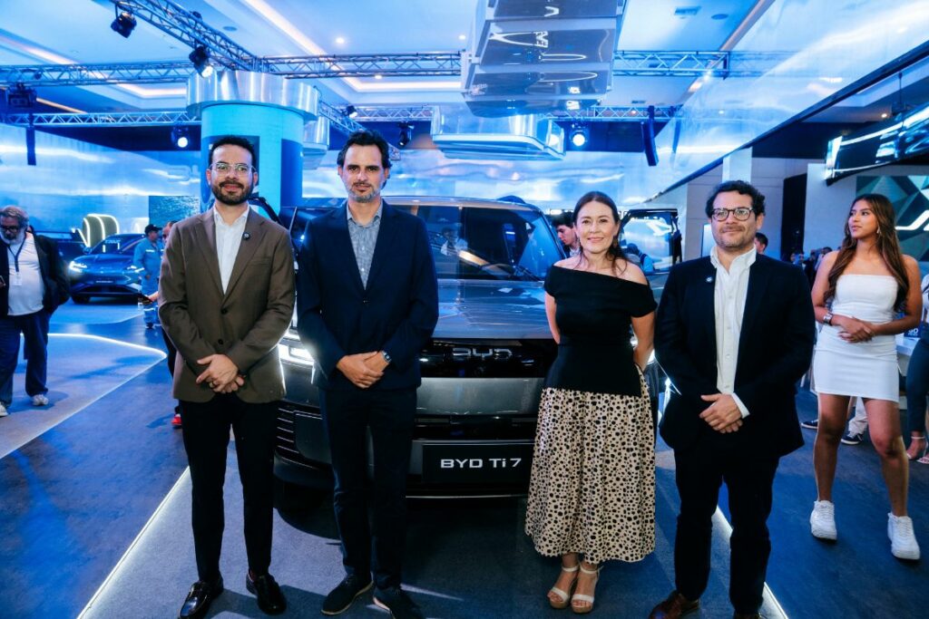 Javier Torres, gerente de ventas de BYD Ecuador; Santiago Pinto, CEO de Andor Corp, importadora y comercializadora de BYD en Ecuador; Marisol Jácome, directora comercial de BYD Ecuador y Rodrigo Montoya, gerente de marketing de BYD Ecuador.