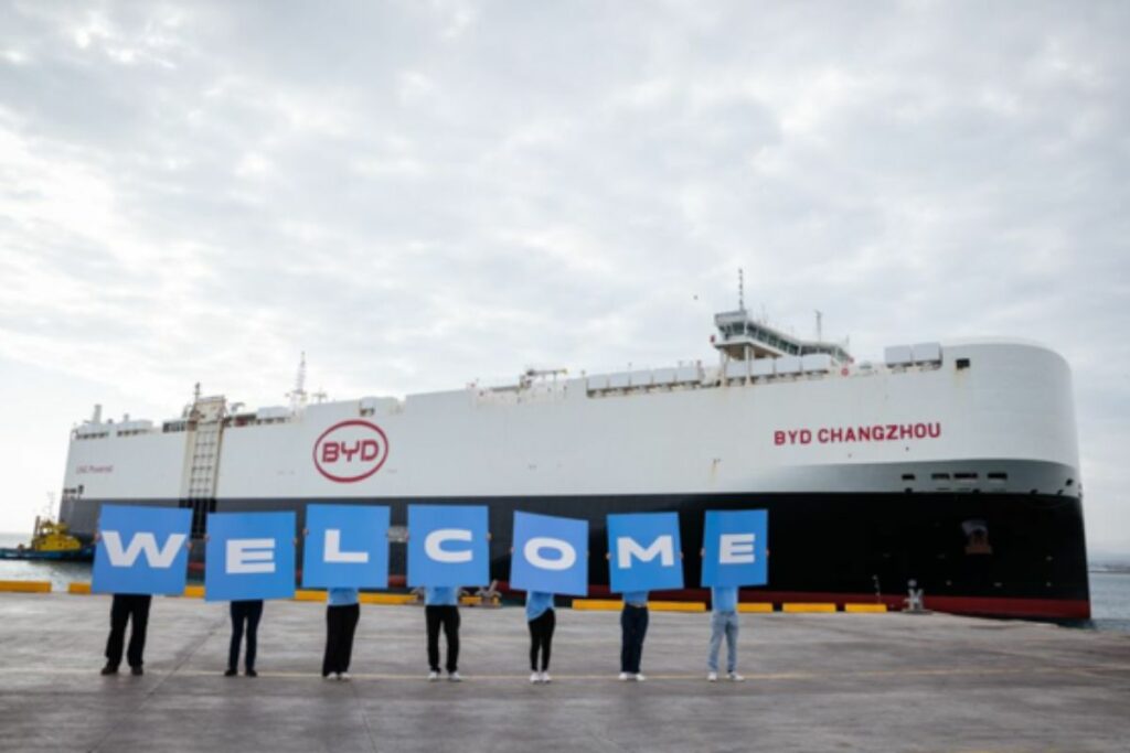 El BYD Changzhou utiliza un sistema de propulsión de doble combustible, que combina Gas Natural Licuado (GNL) con combustible marino convencional.