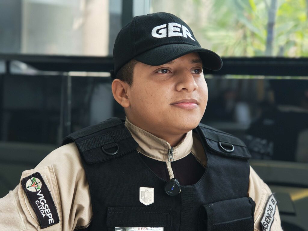 Billy Asencio es un guardia de seguridad proveniente del Suburbio de Guayauil.