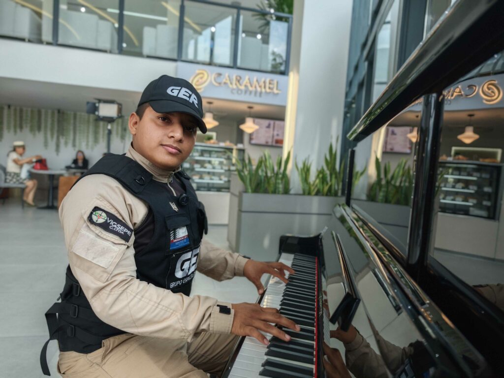 Billy Asencio es un guardia de seguridad proveniente del Suburbio de Guayaquil.