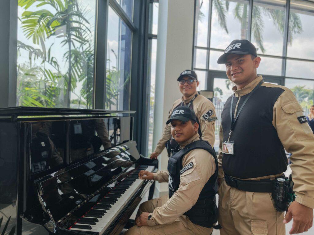 Billy Asencio junto a sus compañeros de trabajo.