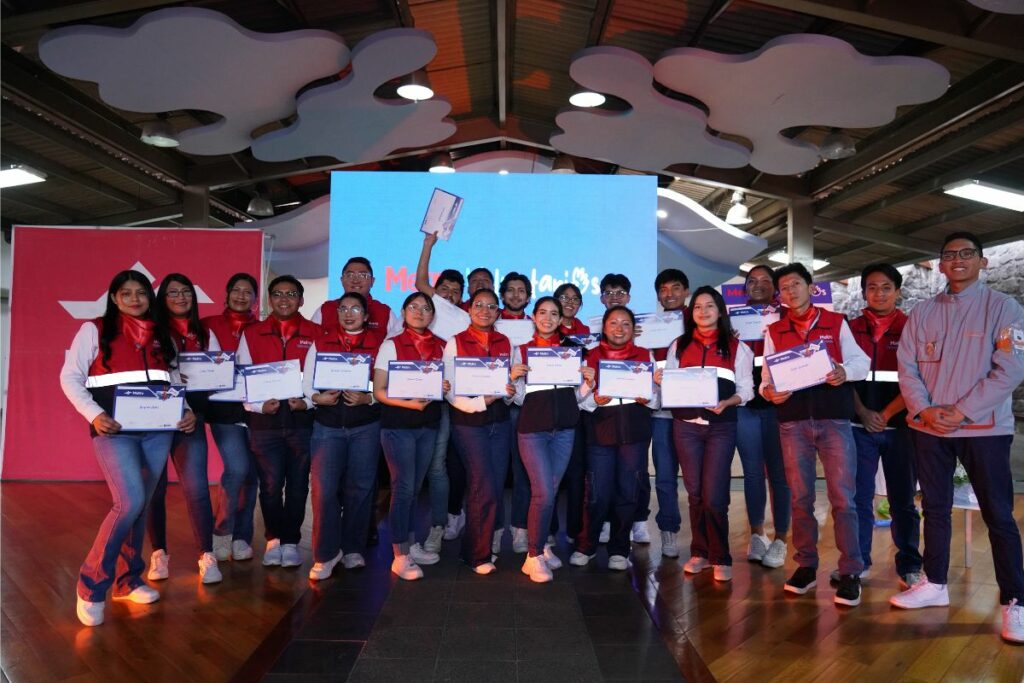 Jóvenes de Metro Voluntarios orientan a los usuarios y promueven la Cultura Metro en estaciones y trenes del Metro de Quito.