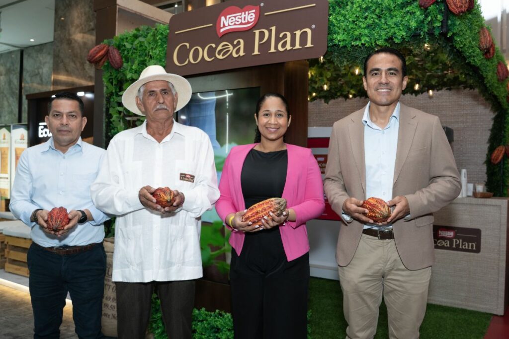 Euro Orellana, Especialista Agrícola del Negocio de Cacao de Nestlé Ecuador, Don Agustín Morán, Agricultor del Plan Cacao de Nestlé Ecuador, Ivonne Baidoo, Jefe de Servicio Fomento Agropecuario de Nestlé Ecuador, Christian Saavedra, Gerente del Negocio de Cacao de Nestlé Ecuador.