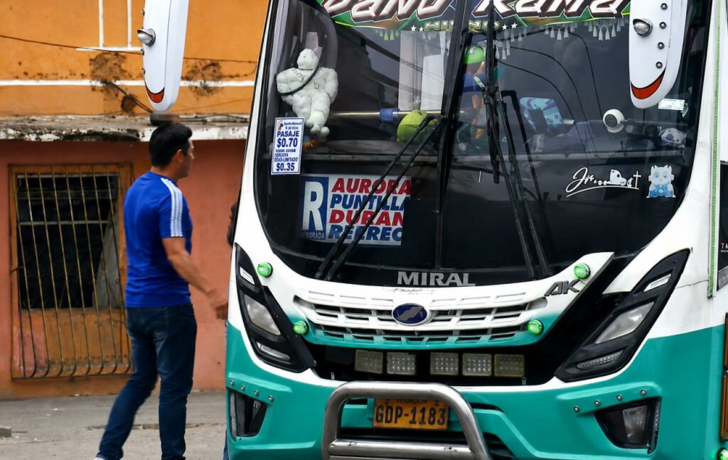En los parabrisas de los buses ya se refleja el valor de 0.70 centavos.