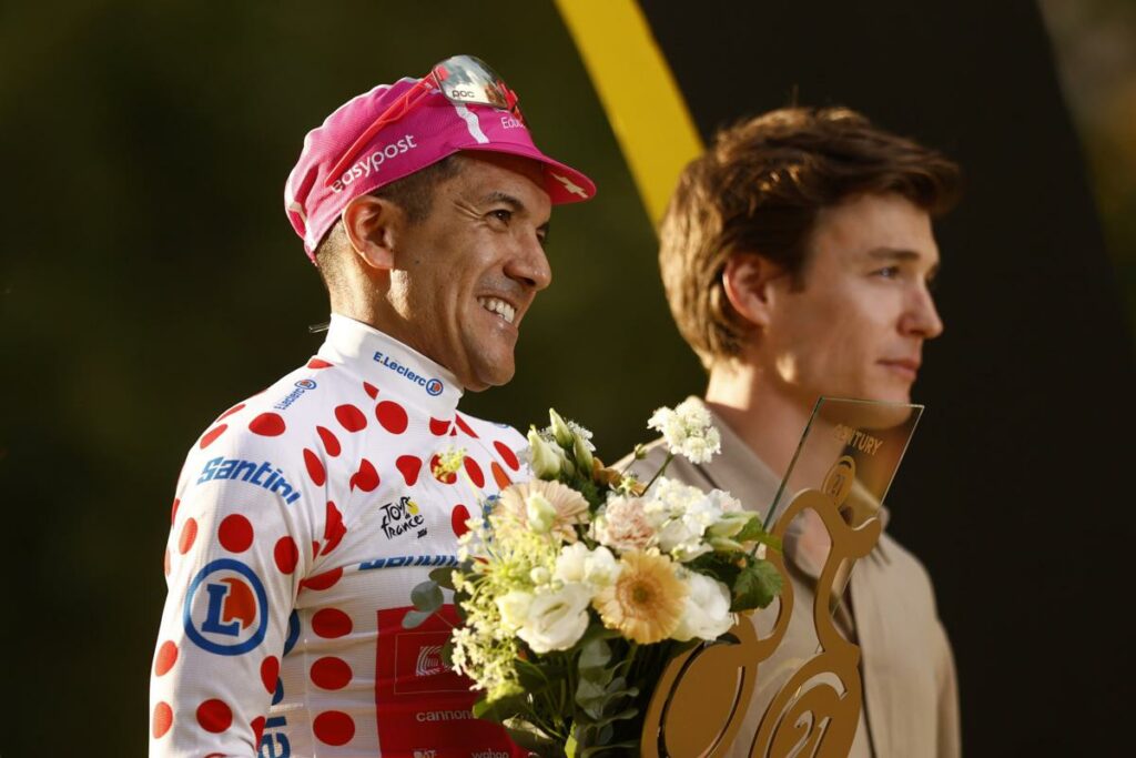 Richard Carapaz (izq.) en una de sus premiaciones en el Tour de Francia 2026.