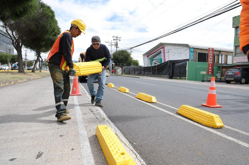 Personal del Municipio de Quito mientras trabaja en las ciclovías.