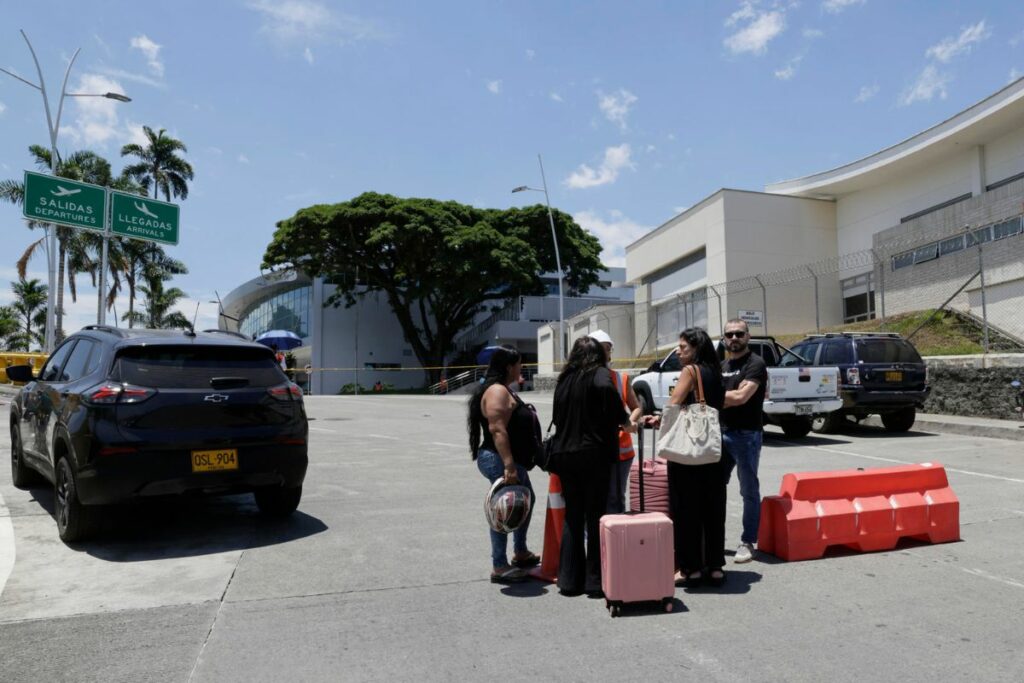 Una de las entradas del Aeropuerto Internacional Matecaña tras el terremoto de magnitud 7,4 en Pereira (Colombia).
