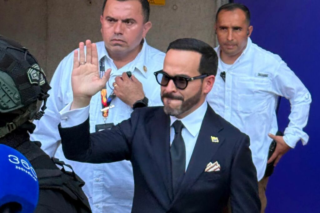 El presidente electo de Colombia, Abelardo de la Espriella (i), en la Arena USC para la ceremonia de investidura este viernes, en Cali (Colombia).
