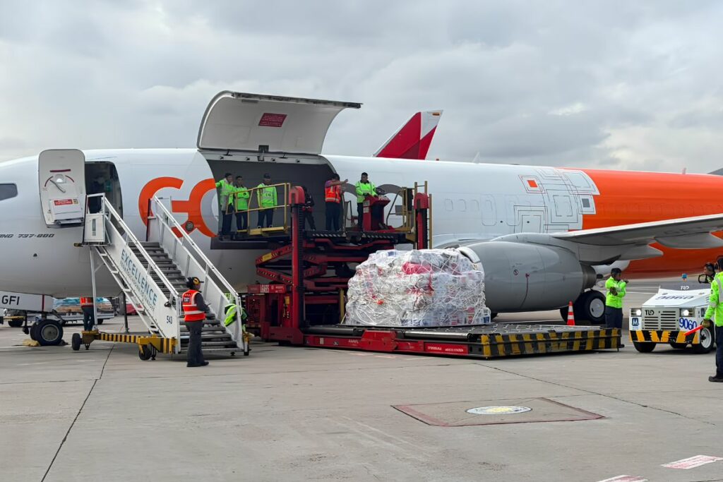 Un avión carguero B737 movilizó más de 40 toneladas de ayuda humanitaria desde Bogotá hacia el Eje Cafetero, como parte del puente aéreo activado por Grupo Abra junto con Avianca y GOL.
