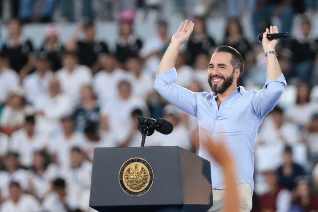 El presidente de El Salvador, Nayib Bukele, anunció la entrega de becas universitarias para jóvenes.