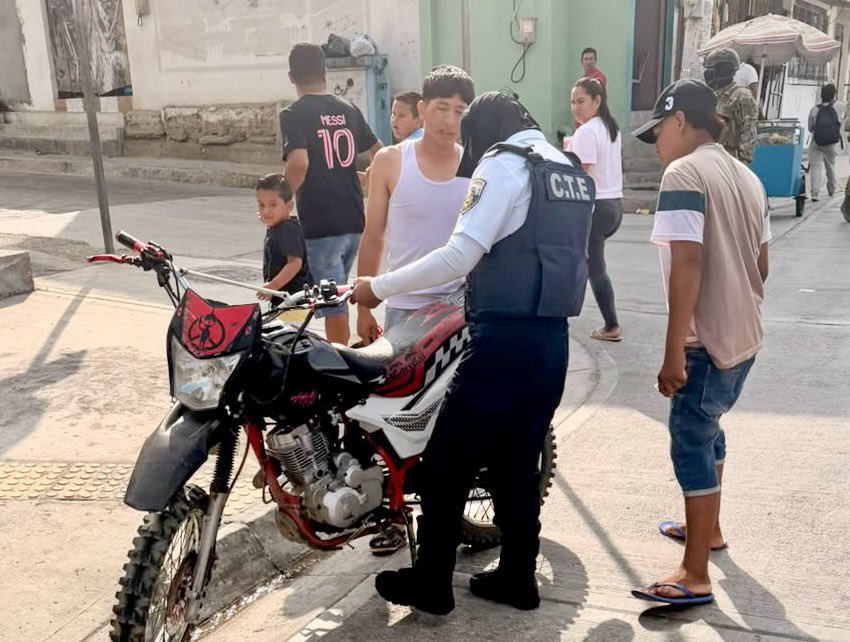 Miles de agentes y unidades móviles vigilarán las carreteras del país durante el feriado.